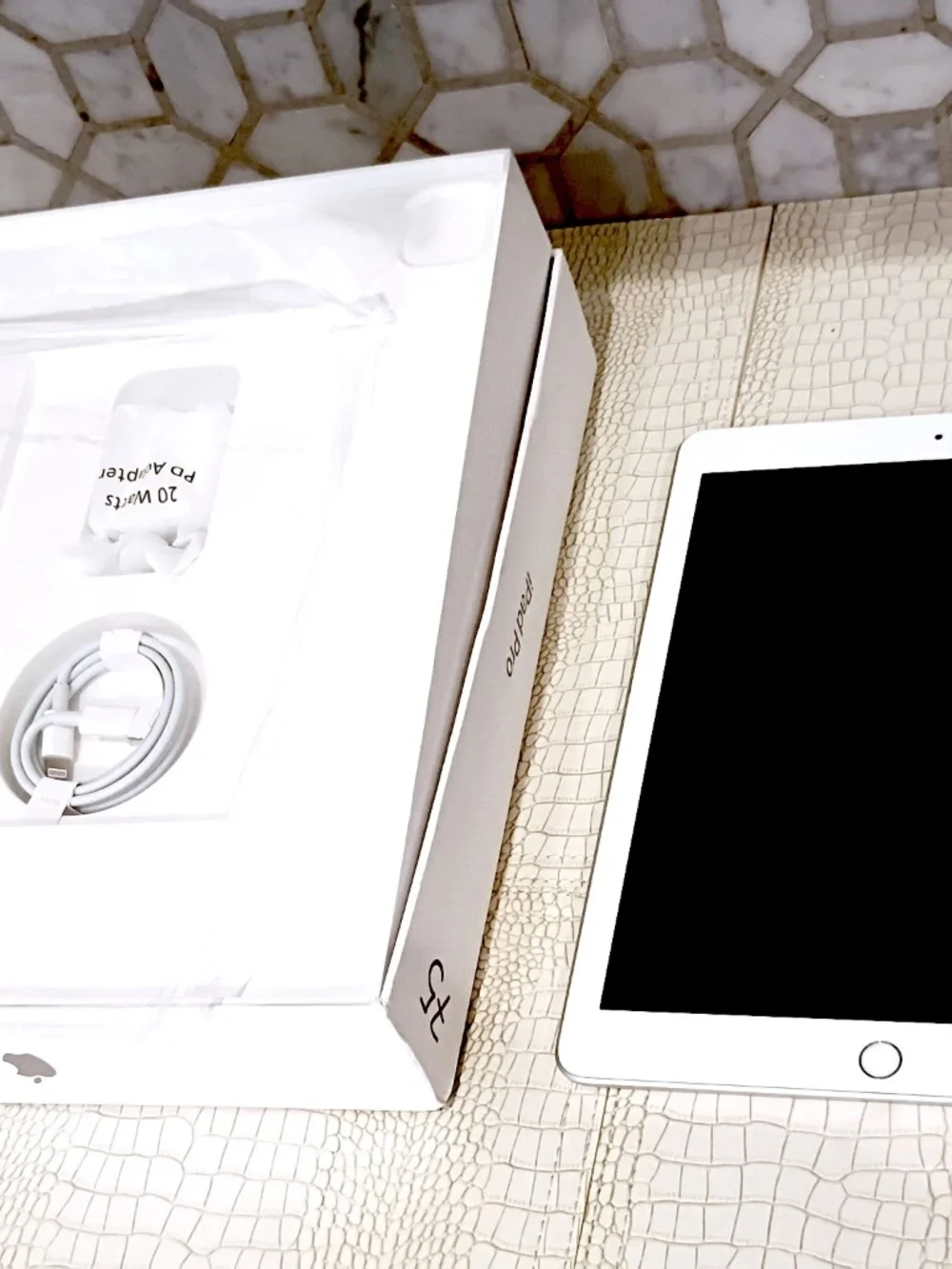 Apple iPad (6th Generation) A1954 32 GB, Wi-Fi + 4G, 9.7 in-Silver 88% Battery